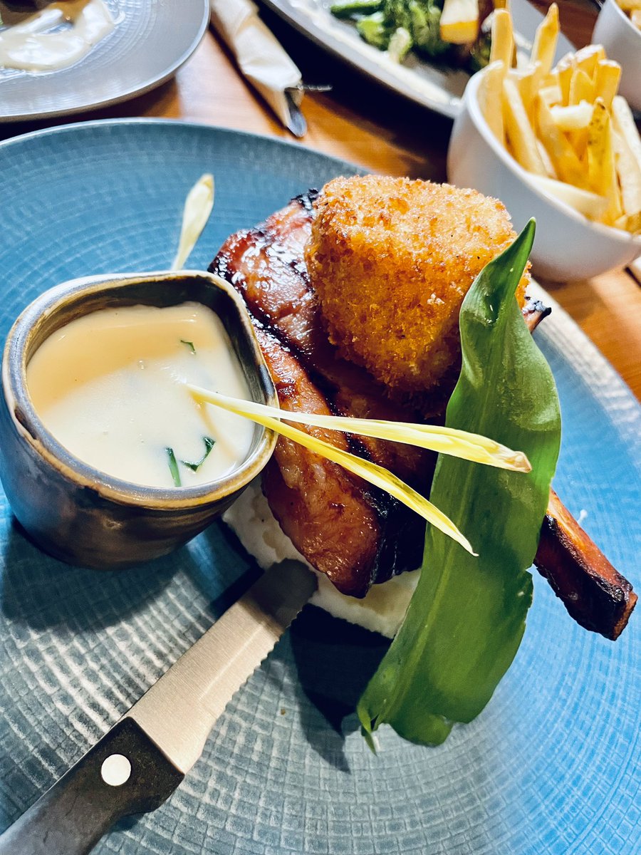 Fantastic meal last night <a href="/GrouchoRichhill/">GrouchosOnTheSquare</a> with <a href="/eating_ideas/">🍴Eating Ideas🍴</a> and <a href="/jackiesblogspot/">Jacqueline Baker</a> with <a href="/DiscoverNI/">Northern Ireland</a> All produce sourced locally and it all tastes great ❤️
That wild garlic and Armagh cider sauce was unreal!  #supportlocal #mygiantadventure #embraceagiantspirit #thedreamteam