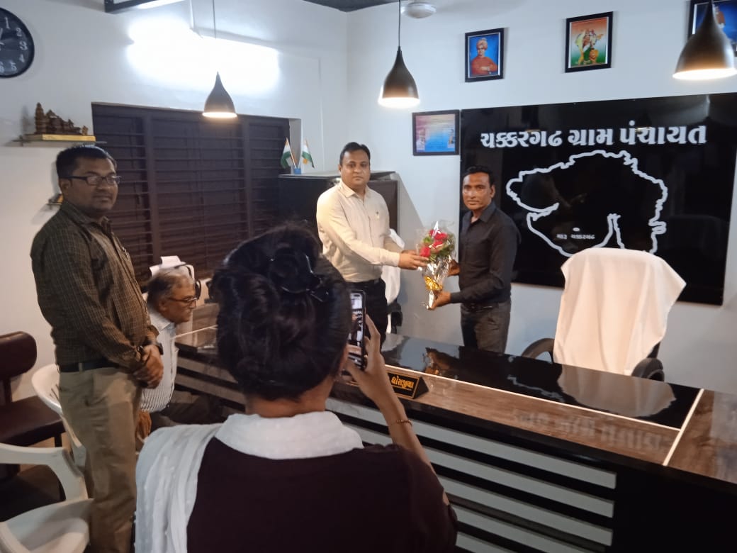 આજરોજ અમરેલી તાલુકાના ચકકરગઢ મુકામે પી.એમ. પોષણ યોજનાના શુભારંભ કાર્યક્રમમાં શાળાના બાળકોને ભોજન પીરસીને ચકકરગઢ ગ્રામ સચિવાલયની રૂબરૂ મુલાકાત લેવામાં આવેલ. <a href="/CMOGuj/">CMO Gujarat</a> <a href="/pkumarias/">Pankaj Kumar</a> <a href="/InfoGujarat/">Gujarat Information</a>