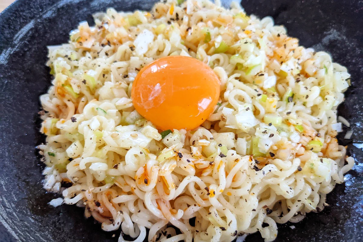 今日はいつもと違う食べ方で！至高のレモンペッパーねぎ塩ラーメン。