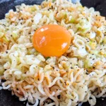 今日はいつもと違う食べ方で!至高のレモンペッパーねぎ塩ラーメン。