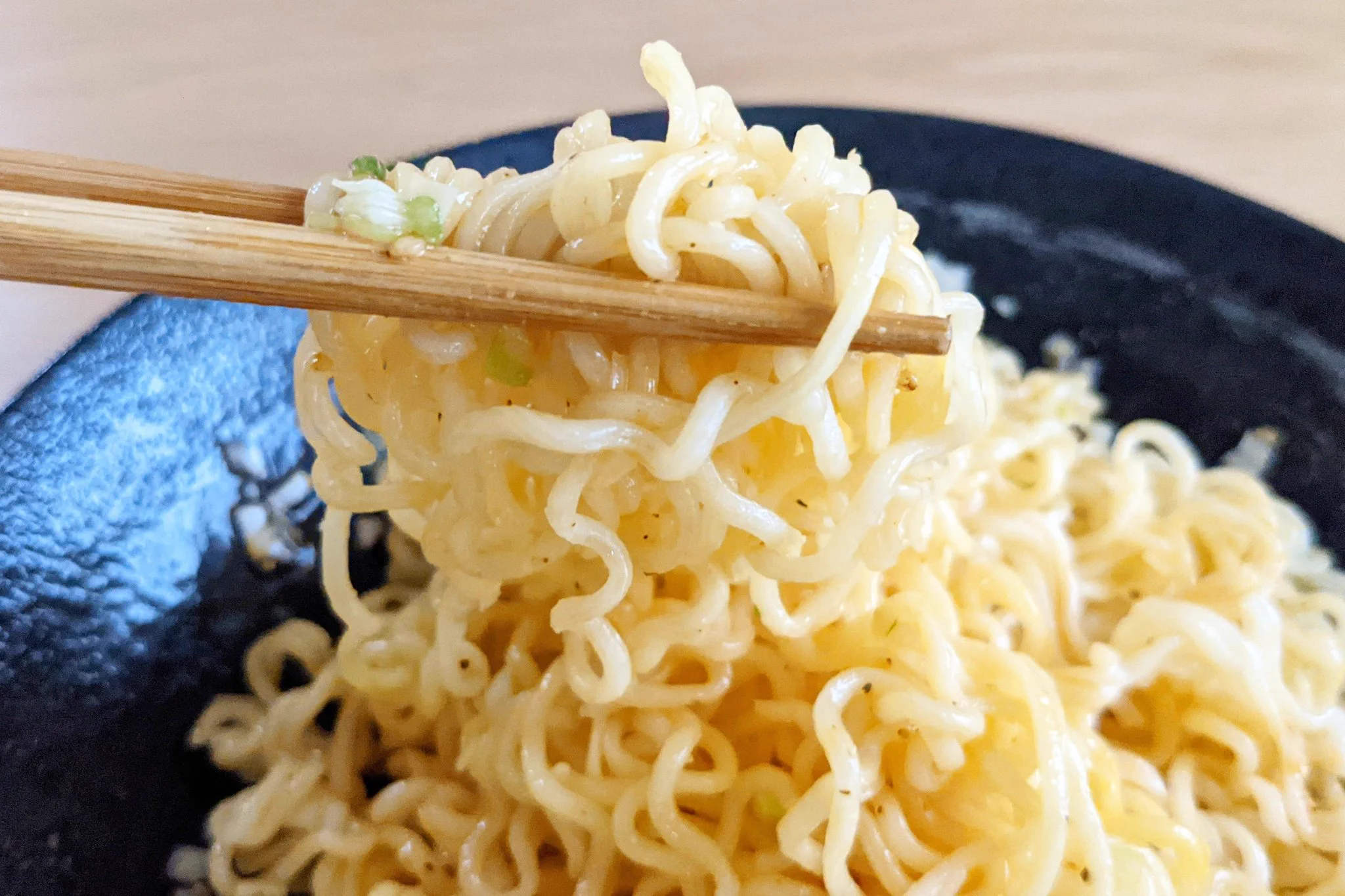 今日はいつもと違う食べ方で！至高のレモンペッパーねぎ塩ラーメン。