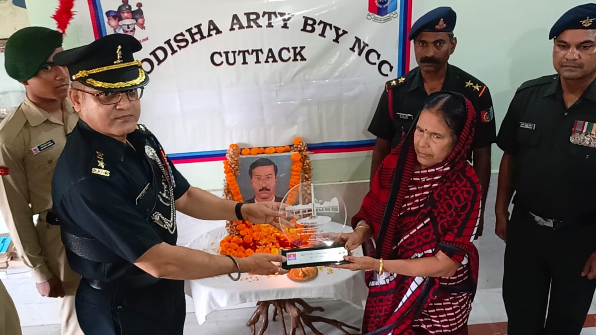 OneODArtyBtyNCC's tweet photo. #AmritMahotsav
#ShaheedonKoSatSatNaman #NationalCadetCorps
Mother of Sgt RK Sahoo #supremesacrifice #KargilWarHero Mrs Nirupama Sahoo, presented with Plaque of Gratitude by #1ODArtyBty #CuttackGp at native place @HQ_DG_NCC
@DHE_Odisha
@SpokespersonMoD 
@utkalpride
@kalinga_sagar https://t.co/dN0Nt2LOe1