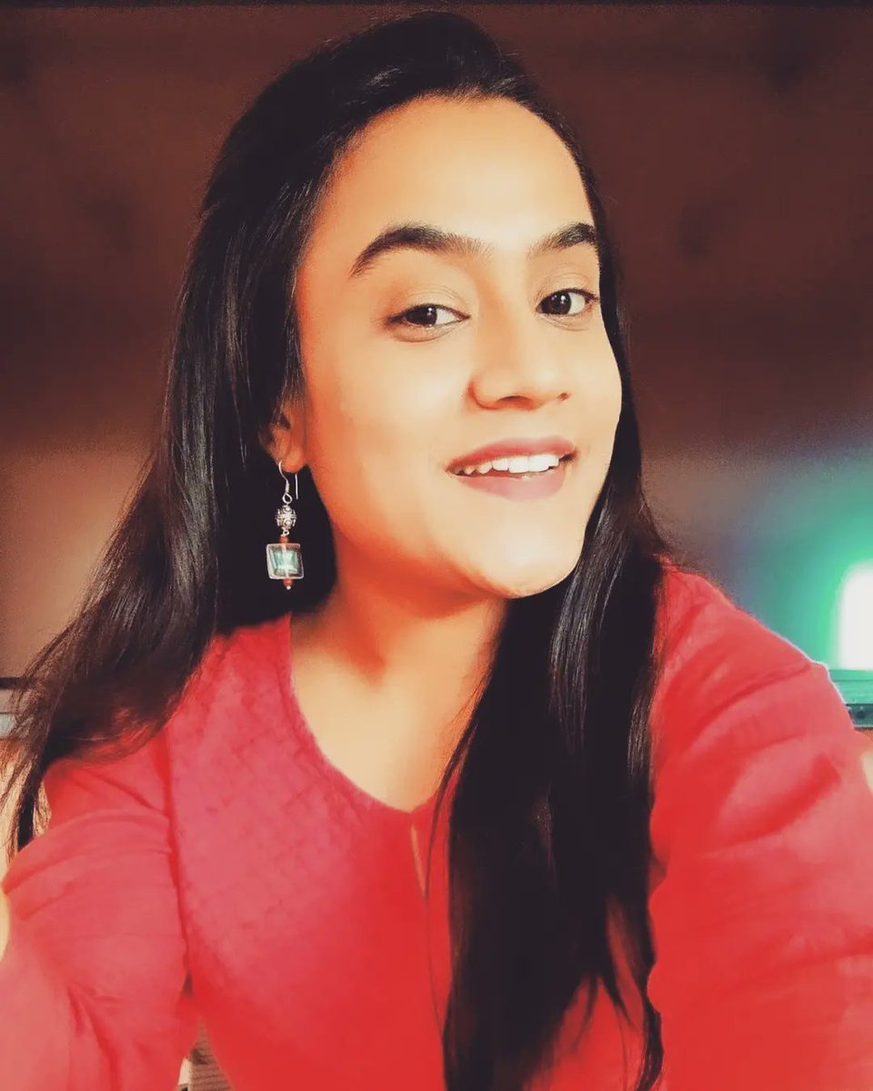 BaxiNatasha's tweet photo. The smiles, The red and The long hair 😍 
#throwbackthursday 
#smiles
#longorshorthair 
#longtresses 
#loveforred 
#ethnicwear 
#worklife 
#leoshinesbright https://t.co/8fG3TmEv4N