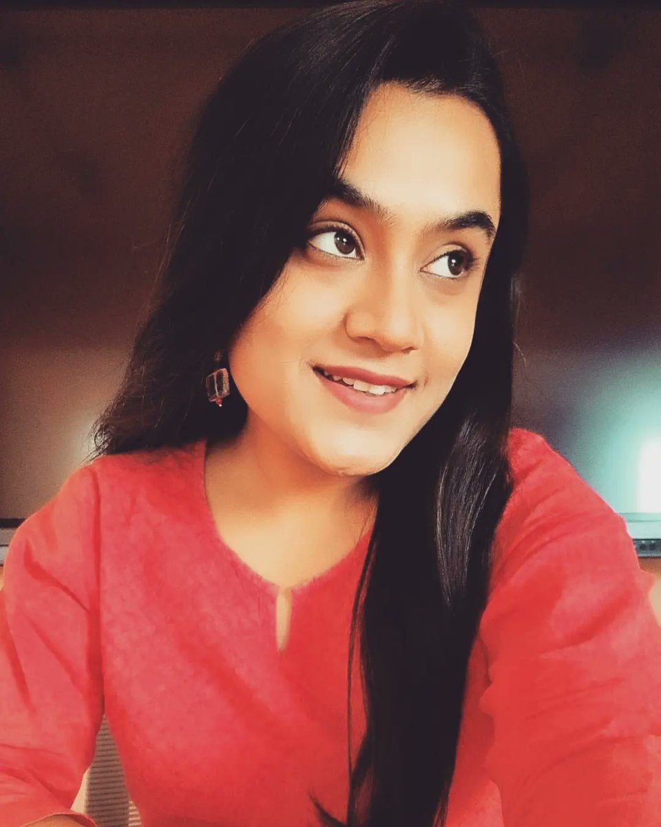 BaxiNatasha's tweet photo. The smiles, The red and The long hair 😍 
#throwbackthursday 
#smiles
#longorshorthair 
#longtresses 
#loveforred 
#ethnicwear 
#worklife 
#leoshinesbright https://t.co/8fG3TmEv4N