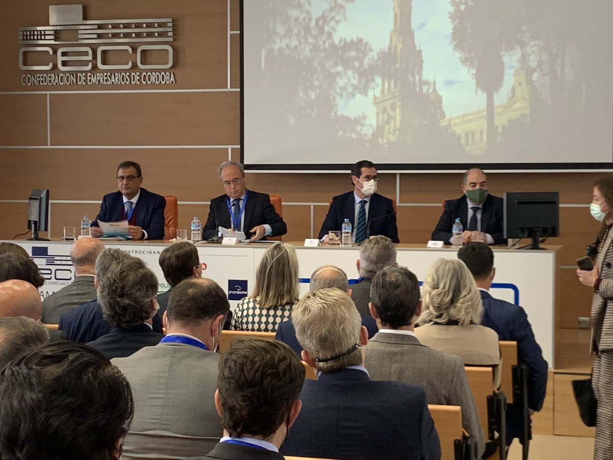 Magnifica confluencia en la Asamblea de <a href="/CECOes_/">CECO</a> de <a href="/agaramendil/">Antonio Garamendi</a>  de <a href="/CEOE_ES/">CEOE</a> y <a href="/lorenzoamor_ata/">Lorenzo Amor</a> hablando alto y claro sobre la situación de las empresas y la economía en nuestro país. Las empresas siguen comprometidas con el desarrollo pero todos tenemos que poner nuestra parte.