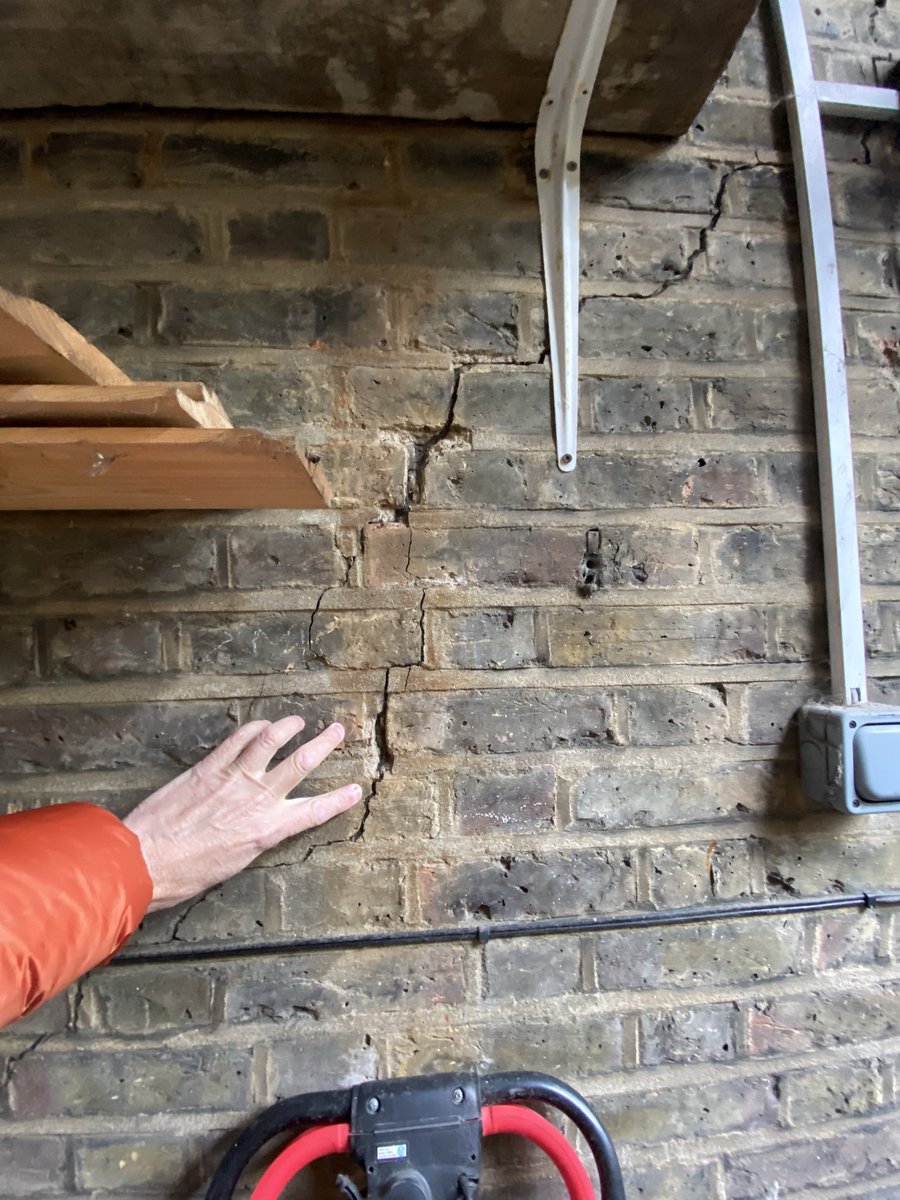 Polestructures's tweet photo. Possible #Crackoftheweek in Chiswick. Nothing that can’t be easily sorted however. #Structuralengineersreport #Structuralengineer #Structuralengineering https://t.co/H3CEDk4Chq