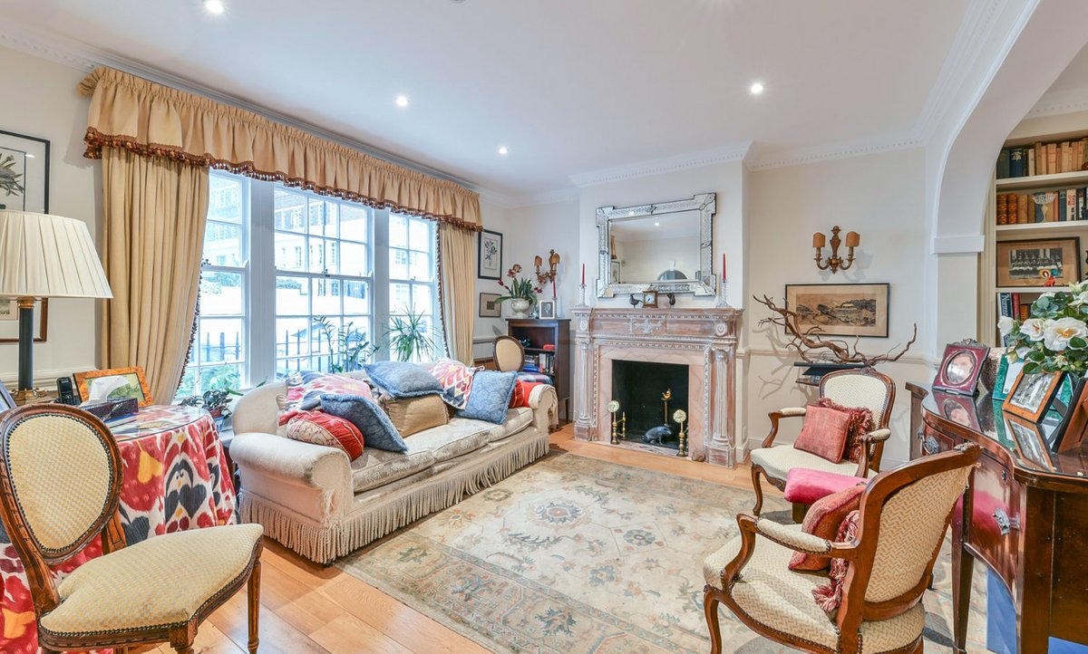 Stacks_London's tweet photo. This terrace is situated in the desirable, #prime and central #Chelsea location; packed full of charm and character, this four/five bedroom #familyhouse offers flexible living arrangements over 4 floors and extends to approx 2257 sq ft. On with @UKSIR_ https://t.co/5pY0YWpUsz