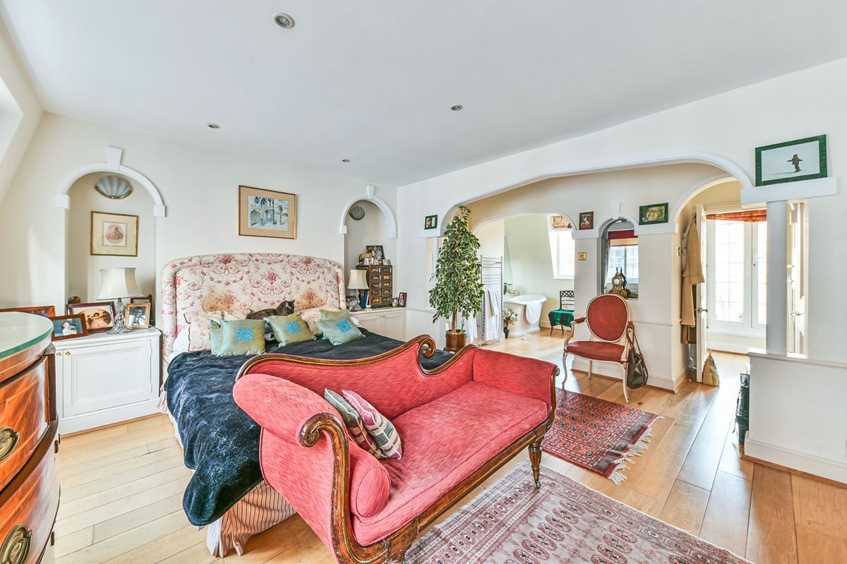 Stacks_London's tweet photo. This terrace is situated in the desirable, #prime and central #Chelsea location; packed full of charm and character, this four/five bedroom #familyhouse offers flexible living arrangements over 4 floors and extends to approx 2257 sq ft. On with @UKSIR_ https://t.co/5pY0YWpUsz