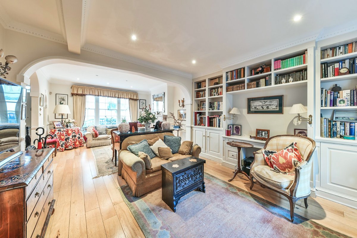 This terrace is situated in the desirable, #prime and central #Chelsea location; packed full of charm and character, this four/five bedroom #familyhouse offers flexible living arrangements over 4 floors and extends to approx 2257 sq ft. On with <a href="/UKSIR_/">UK Sotheby's Realty</a>