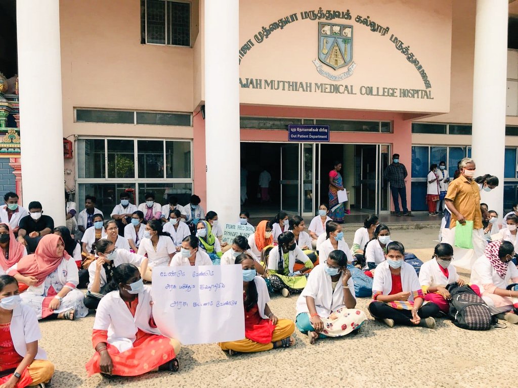 maruthuvargal's tweet photo. மீண்டும் தனியார் கட்டணம் கோரி மாணவர்களை வகுப்புக்கு அனுமதிக்காத கல்லூரி நிர்வாகத்தை கண்டித்து இன்று அனைத்து மருத்துவ பல்மருத்துவ இளநிலை மாணவர்கள் கவன ஈர்ப்பு ஆர்ப்பாட்டம் நடத்தினோம். மாணவர்களின் நலன் காக்கும் முதல்வர் அவர்கள் தலையிட்டு எங்களை காக்க வேண்டும். https://t.co/srV75KZiWY
