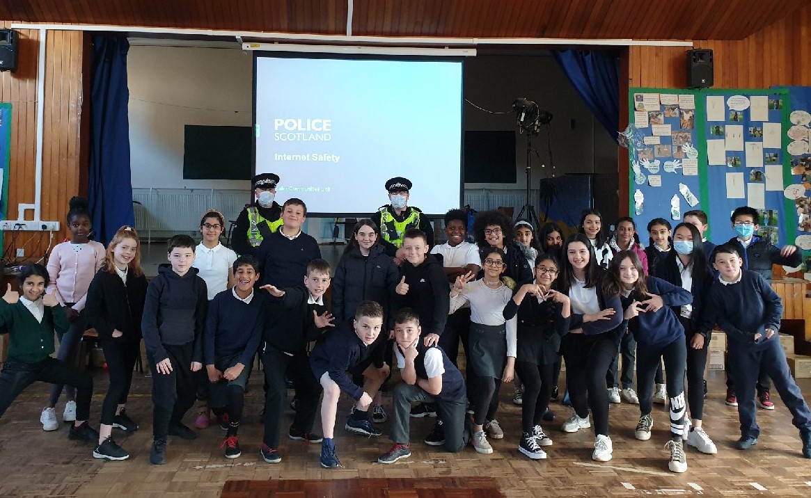 GlasgowNWPolice's tweet photo. @GlasgowNWPolice held a talk on Internet Safety @ThornwoodPri for the Primary 6s and 7s.
Use 3 random words for your password and never share with anyone.
https://t.co/rYALuVvRk2
#cyberaware #3randomwords @ThornwoodCC https://t.co/f8PtGhaFtg