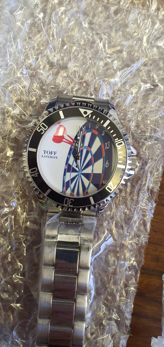 DartsWDF's tweet photo. Be in with a chance of winning one of these Toffs London watches by simply following the instructions below 

🔁 Retweet this tweet
👉 Follow @DartsWDF

#WDFDarts https://t.co/ESjpAUqbJR
