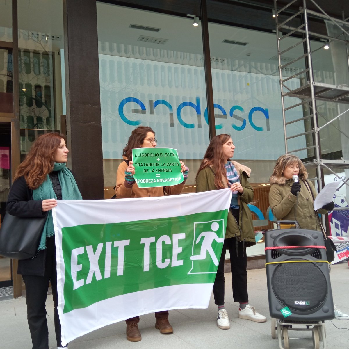 NOalTTIP's tweet photo. Segunda parada del #ToxicTour: @Endesa. @cpugena de @AlertaDesahucio denuncia que el oligopolio eléctrico "sigue sumando beneficios mientras la ciudadanía no puede pagar sus facturas" y que reducir el precio de la luz no es posible con este tratado.
 
#NoalTCE #NadieSinEnergía https://t.co/ShWSH5z09o