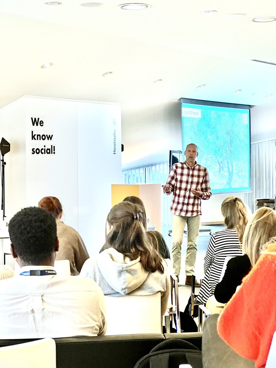 danielclaas's tweet photo. Super om weer eens een in-person event bij te wonen. Een dag over social trends in 2022 gehost door @hootsuite bij @cordacampus in Hasselt. Martijn Pronk, head of digital @vangoghmuseum vertelt over hun missie: Vincent dichterbij de mensen brengen. #WeKnowSocial https://t.co/f61SL2K1EJ