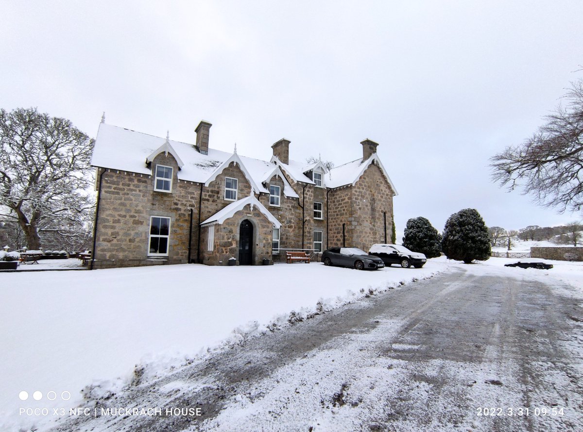 More snow today here at Muckrach ❄️🌨❄️ Malcolm is out there snow ploughing to make our driveways accessible 😁

#muckrach #spring #snow #visitscotland #visitcairngorms #cairngormsnationalpark