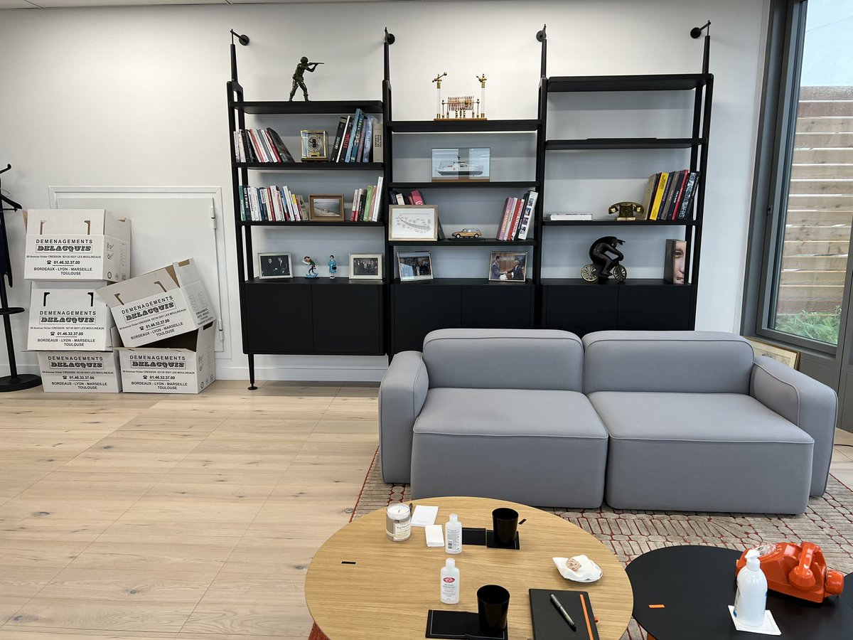 Quand <a href="/srichard/">Stéphane Richard</a> range son bureau, il n’oublie pas les >4000 messages reçus des salariés d’ <a href="/orange/">Orange</a> ☺️🙏🏼 #MerciStephane !