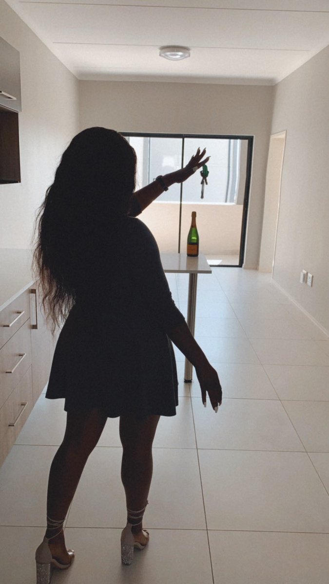 naledi_starrr's tweet photo. Rent didn’t make sense so I decided to buy it 🔥. A hun with a title deed 🏠. 

Welcome to my apartment!!! https://t.co/bB9YV6XQ6Y