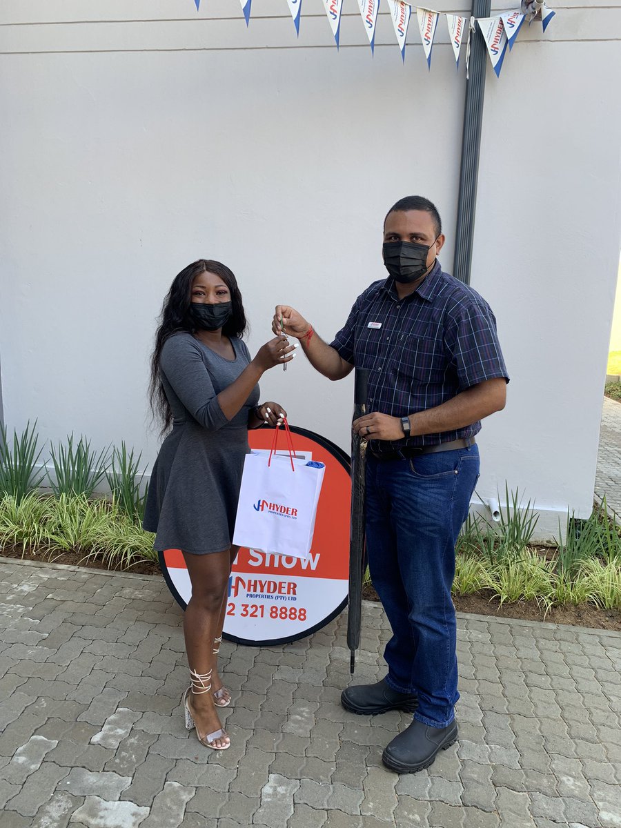 naledi_starrr's tweet photo. Rent didn’t make sense so I decided to buy it 🔥. A hun with a title deed 🏠. 

Welcome to my apartment!!! https://t.co/bB9YV6XQ6Y