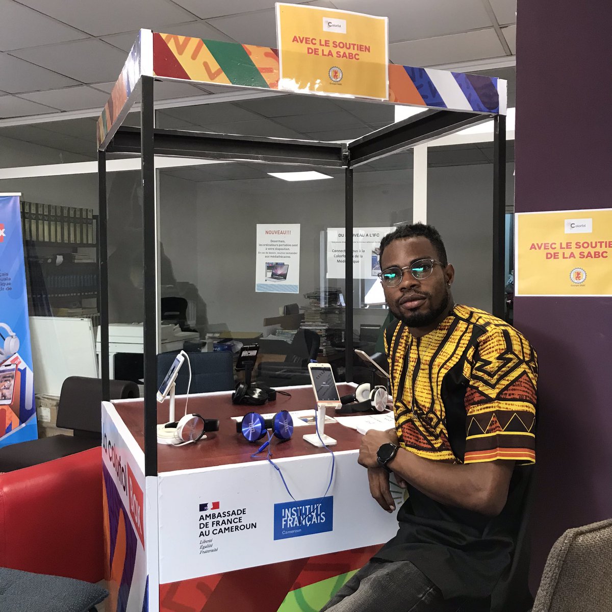 ronnykitio's tweet photo. Aujourd’hui à @IFCameroun - Yaoundé j’ai été agréablement surpris de l’intérêt que suscite la #ColorfolBox chez les abonnés de la médiathèque où ils peuvent découvrir les jeunes talents africains via @ColorfolApp. https://t.co/TdRJzw9MAk