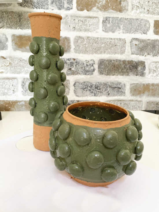 HomeroadSusan's tweet image. I created the look of terra cotta when I was inspired by a vase in Hobby Lobby. 

See how I did this homeroad.net/2022/03/terra-…

#flowers #Spring #springdecor #springdecorating #fauxfinish #planter #vase