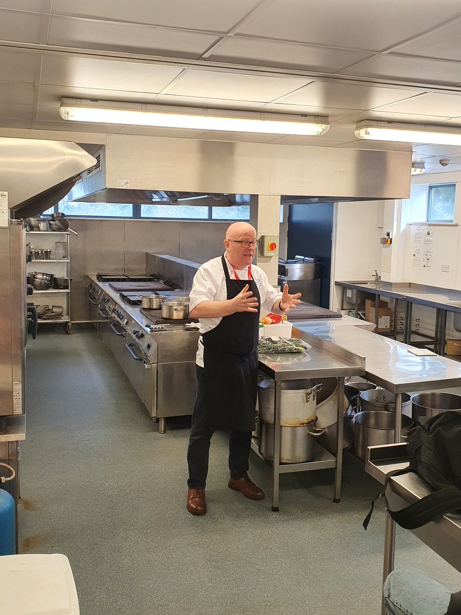 Extension to the NHS Hidden Careers Day. Giles from @RDEcatering @RDEhospitals giving a cooking demonstration to our Level 3 chefs. Workshop highlighting catering careers in the @NHSuk and the fresh local food on offer. Thank you, @GHensser