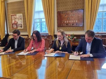 AndyBurnhamGM's tweet photo. Just back from a highly-successful trade mission to Dublin and Belfast with a 50-strong GM delegation including 8 of our businesses.

We’re now well set up for a new era of cooperation between the North West of England &amp; Ireland north and south.

Thanks all for the warm welcome🙏🏻 https://t.co/P64n836Hcv