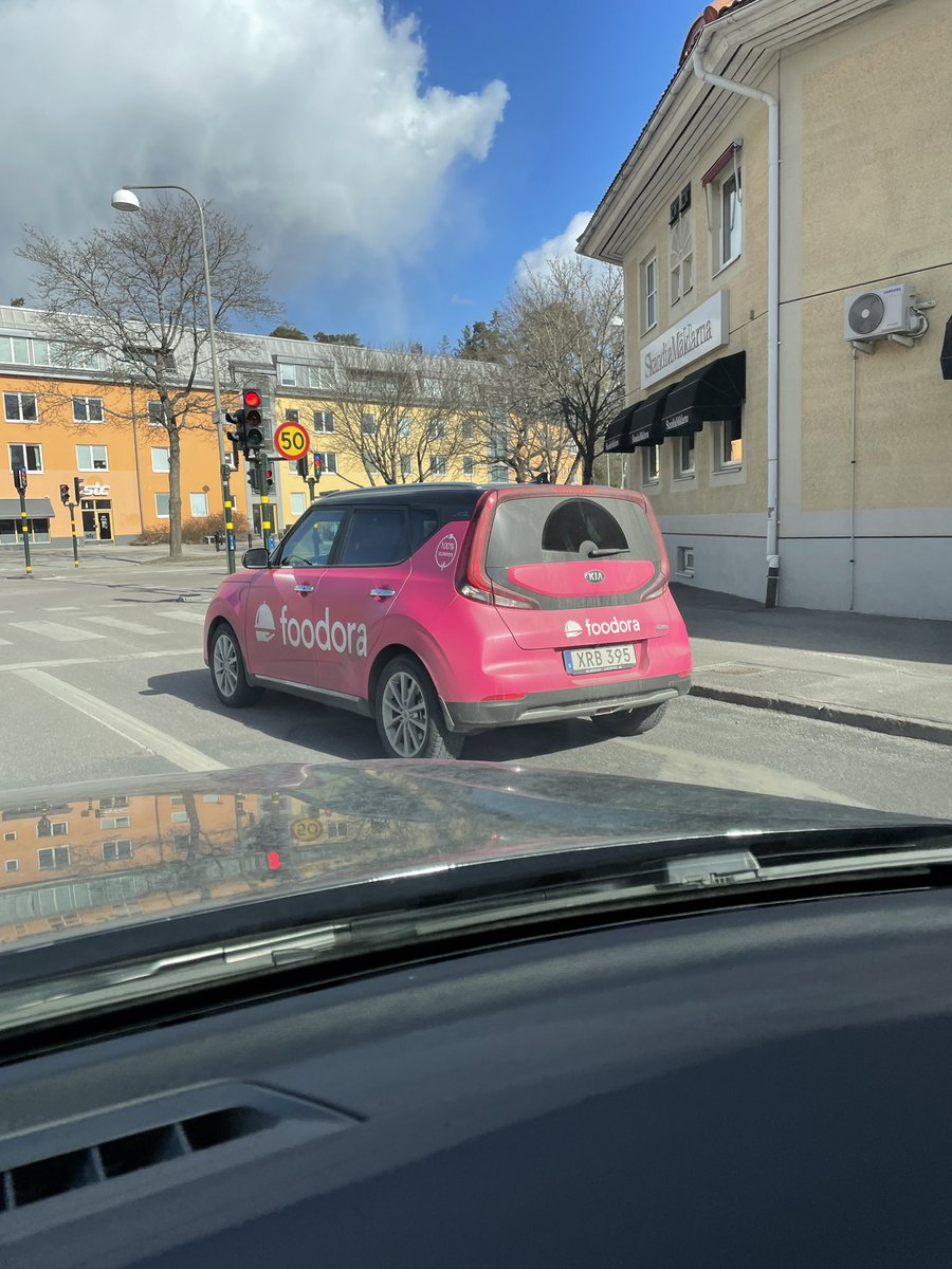 Hej <a href="/foodora_se/">foodora Sverige</a>, ta hand om chaufförens nycklar pls, kör som han stulit den. Körde om mig i 70 blås på en 30-väg i barntätt område nära skola.