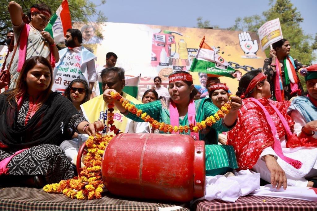 AmrritaDhawan's tweet photo. जंतर मंतर से महंगाई के ख़िलाफ़ महिलाओं की आवाज़ सरकार के विरुद्ध बुलंद करती टीम @MahilaCongress @DelhiPMC 

#महंगाई_मुक्त_भारत https://t.co/5wFtlxPdC8