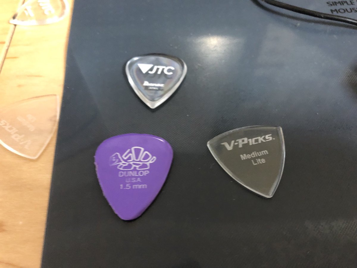 kizzy_abyjoe's tweet photo. シンゴがVピックを譲ってくれたんだけど、良すぎてビックリ。
音の輪郭がハッキリしてとても弾きやすいです。
ここ数年ずっと同じピックを使ってたけど、変��ようかと思ってます。
長持ちするけど、単価が高いので失くさないようにしないと。
#vpicks https://t.co/gLcVsz7cGF