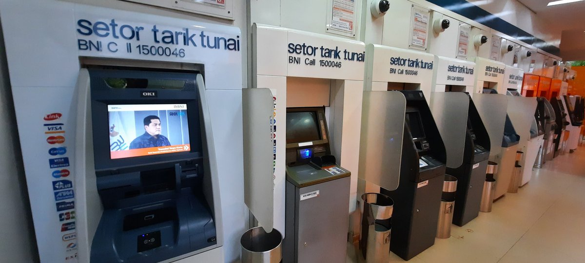 Ini adalah jumlah atm di 1 cabang <a href="/BNI/">PT Bank Negara Indonesia (Persero) Tbk.</a> di Banjarbaru, jumlah mungkin lebih banyak dari jumlah atm <a href="/BANKBRI_ID/">BANK BRI</a>  di seantero kota Banjarbaru yang bisa digunakan. Parah.
Tolong Pak <a href="/erickthohir/">Erick Thohir</a> , @KemenBUMN , bantu colek pemangkunya agar introspeksi. Terima kasih.