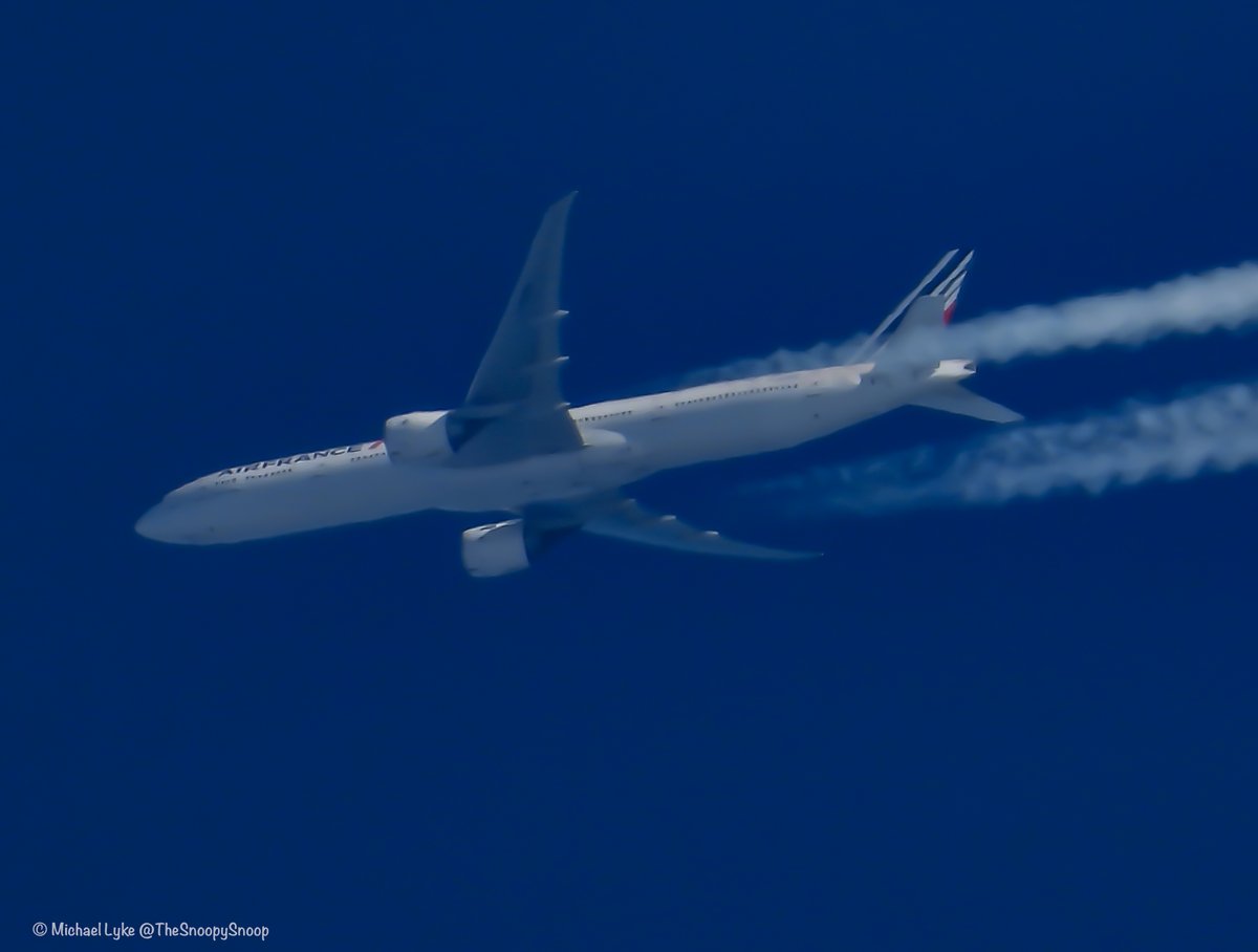 TheSnoopySnoop's tweet image. #AF66 🇫🇷

Air France
B777-328(ER)
F-GZNB

Over Northern Ireland 32,000ft
Routing Paris to Los Angeles

#avgeek #planespotting #Nikon #P1000 #aviationphotography