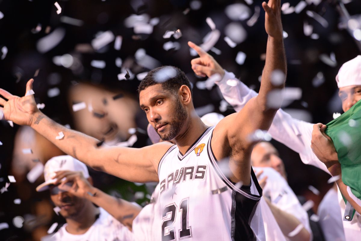 aryannshrmaa's tweet photo. "I love Tim Duncan, I love that he exists as proof that success doesn't have to be Michael Jordan, Kobe Bryant in your face screaming 'asshole', it can also be him or Bill Russell, who led by example, encouragement, sympathy and humility." https://t.co/sViVxS0gZ1