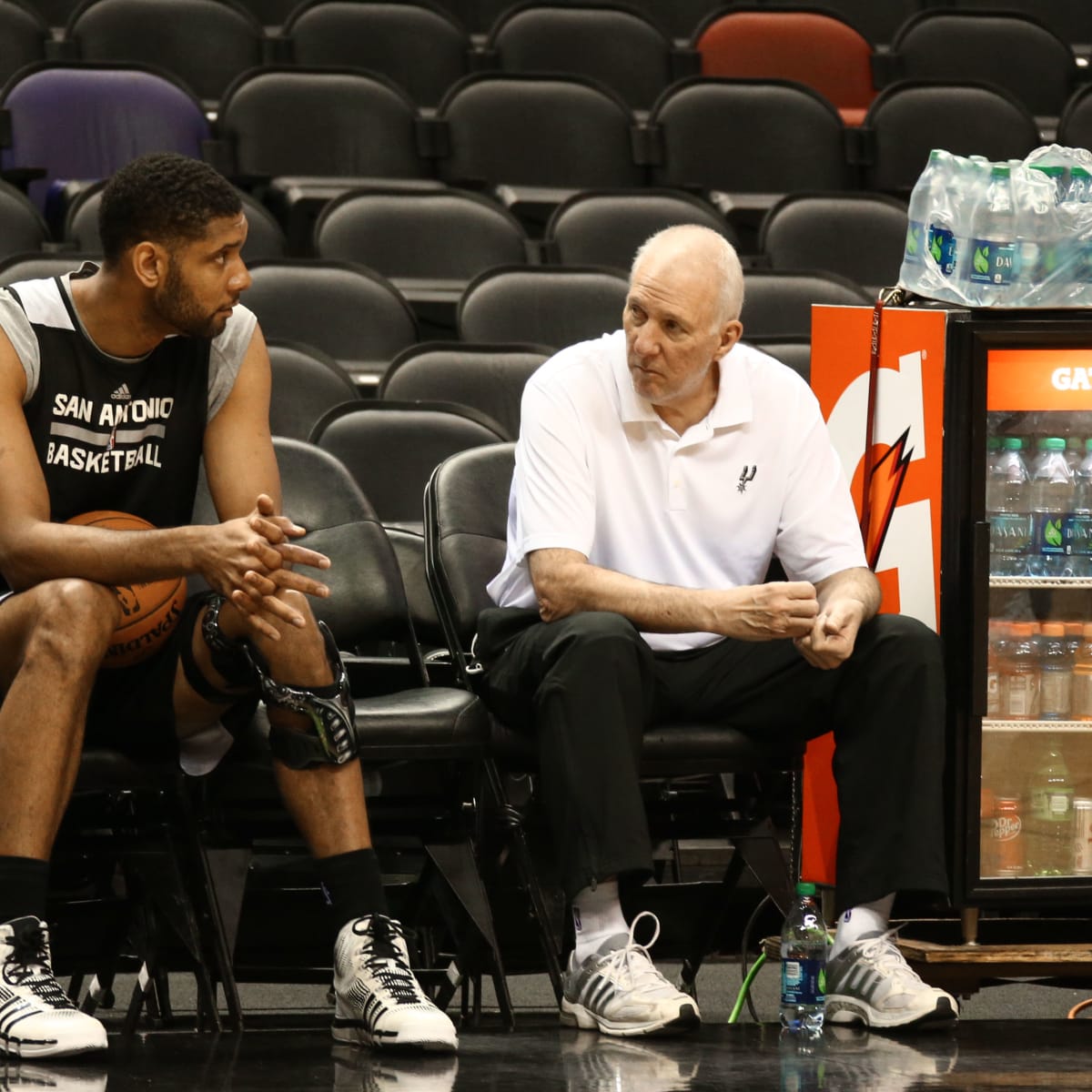 aryannshrmaa's tweet photo. "I love Tim Duncan, I love that he exists as proof that success doesn't have to be Michael Jordan, Kobe Bryant in your face screaming 'asshole', it can also be him or Bill Russell, who led by example, encouragement, sympathy and humility." https://t.co/sViVxS0gZ1