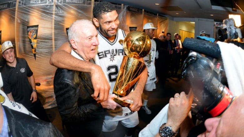 aryannshrmaa's tweet photo. "I love Tim Duncan, I love that he exists as proof that success doesn't have to be Michael Jordan, Kobe Bryant in your face screaming 'asshole', it can also be him or Bill Russell, who led by example, encouragement, sympathy and humility." https://t.co/sViVxS0gZ1