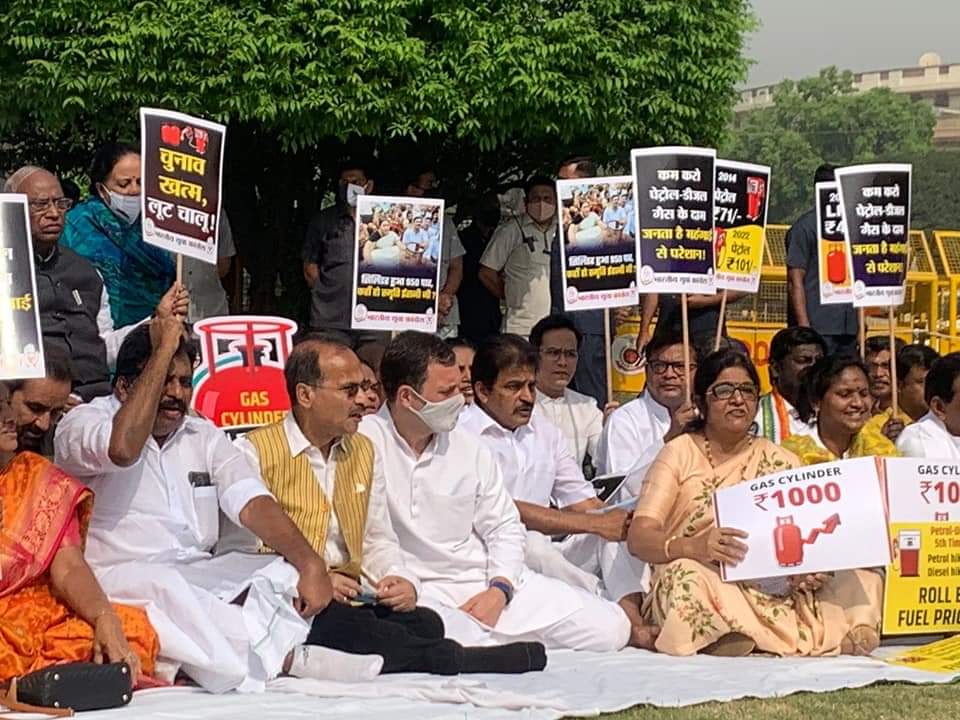 tarunasodiyaIYC's tweet photo. मोदीजी और उनकी भाजपा सरकार भारत को विश्वगुरु बनाने निकले थे अब ठगगुरु बनकर रोज भारत की जनता को ठगने लगे है.
#congresssaveindia #hikepetrolpirce
@RahulGandhi https://t.co/mGIJxsZMYD