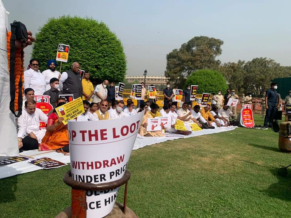 tarunasodiyaIYC's tweet photo. मोदीजी और उनकी भाजपा सरकार भारत को विश्वगुरु बनाने निकले थे अब ठगगुरु बनकर रोज भारत की जनता को ठगने लगे है.
#congresssaveindia #hikepetrolpirce
@RahulGandhi https://t.co/mGIJxsZMYD