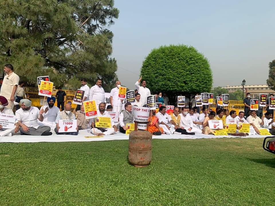 tarunasodiyaIYC's tweet photo. मोदीजी और उनकी भाजपा सरकार भारत को विश्वगुरु बनाने निकले थे अब ठगगुरु बनकर रोज भारत की जनता को ठगने लगे है.
#congresssaveindia #hikepetrolpirce
@RahulGandhi https://t.co/mGIJxsZMYD