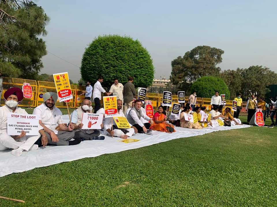 tarunasodiyaIYC's tweet photo. मोदीजी और उनकी भाजपा सरकार भारत को विश्वगुरु बनाने निकले थे अब ठगगुरु बनकर रोज भारत की जनता को ठगने लगे है.
#congresssaveindia #hikepetrolpirce
@RahulGandhi https://t.co/mGIJxsZMYD