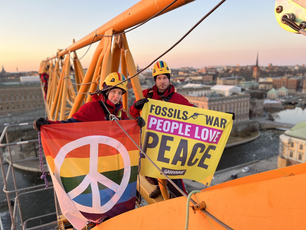greenpeaceSE's tweet photo. [Breaking] Greenpeace activists in construction crane by the Swedish parliament urging SE gov, @SwedishPM @TomasEneroth @infradep &amp; @socialdemokrat to #StopFuellingWar

Europe needs to stop bankrolling Putin’s war and end the addiction to fossil fuels. #PeaceNotOil #svpol https://t.co/xY4Q2POTWy