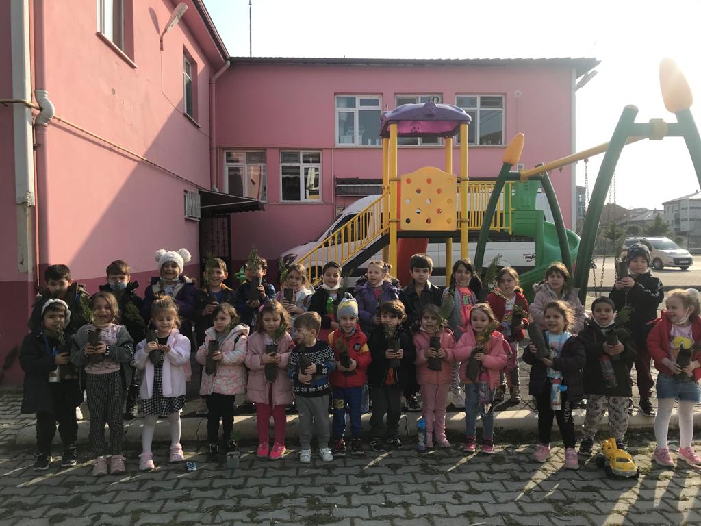 Orman Haftası Sebebiyle Bafra Orman İşletme Müdürlüğünün Göndermiş Olduğu Findanları Çocuklarımıza Dağıttık. İşletme Müdür Yardımcımız Hediye Yaroğlu'na, Velimiz Ali Osman Çakan'a Teşekkür Ediyoruz <a href="/KadirIRAK5/">Kadir ÇIRAK</a> <a href="/EmineSivri5/">Emine SİVRİ ER</a> <a href="/mehmetalikatip1/">Mehmet Ali KATİPOĞLU 🇹🇷</a> <a href="/bafra_mem/">Bafra İlçe Millî Eğitim Müdürlüğü</a> <a href="/samsunmem/">Samsun İl Milli Eğitim Müdürlüğü</a> <a href="/bafrakaymakam/">Bafra Kaymakamlığı</a>