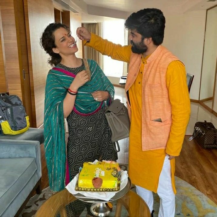 rajk0k's tweet photo. Exclusive #KanganaRanaut with boyfriend mayankmadhur you can follow him on Instagram I'd mayankmadhur,for latest update
They are much in love 😂😂 https://t.co/WDelg3LXtv