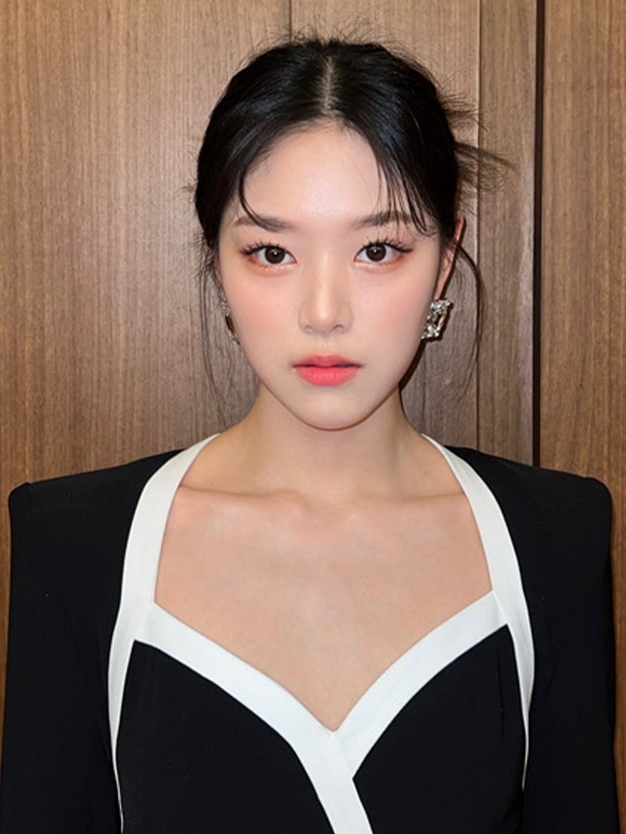 loonasthinker's tweet photo. shes the definition of elegance. https://t.co/MbvwvuPvsj