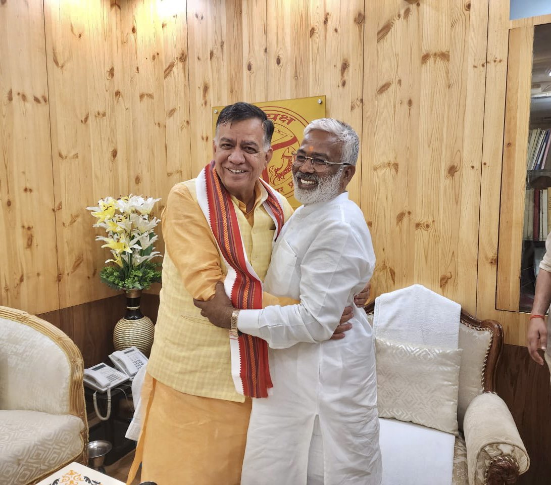 swatantrabjp's tweet photo. भारतीय जनता पार्टी के वरिष्ठ नेता, नवनिर्वाचित विधानसभा अध्यक्ष मा• @Satishmahanaup जी से भेंट कर उन्हें बधाई दी एवं उज्जवल कार्यकाल के लिए शुभकामनाएं प्रेषित की। https://t.co/lV5x70jcil