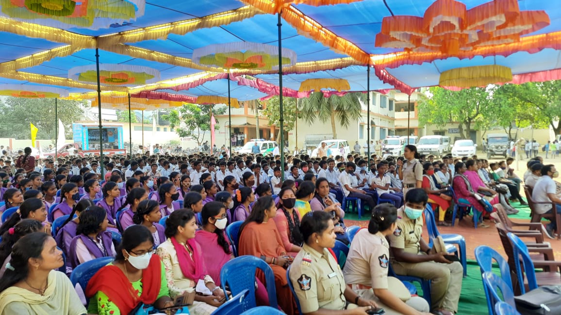 #DishaJagruthiYatra : A novel awareness campaign #Vizianagaram Police's innovative program to create awareness among the school children on good&bad touch, love trap & elopement, sexual harassment, crime against women and use of #DishaInitiatives to #Students, teachers & parents.