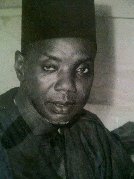 Mrthread4's tweet photo. ✍️💕 EL HADJ ABDOUL AZIZ DABAKH menait une vie très sobre. Il s'était toujours strictement gardé de vivre aux dépens de ses disciples. Il ne les sollicitait jamais et il ne sollicitait non plus ni l'Etat, ni les autorités locales, ni aucune autre institution. 👇 https://t.co/xkUjVMlGii