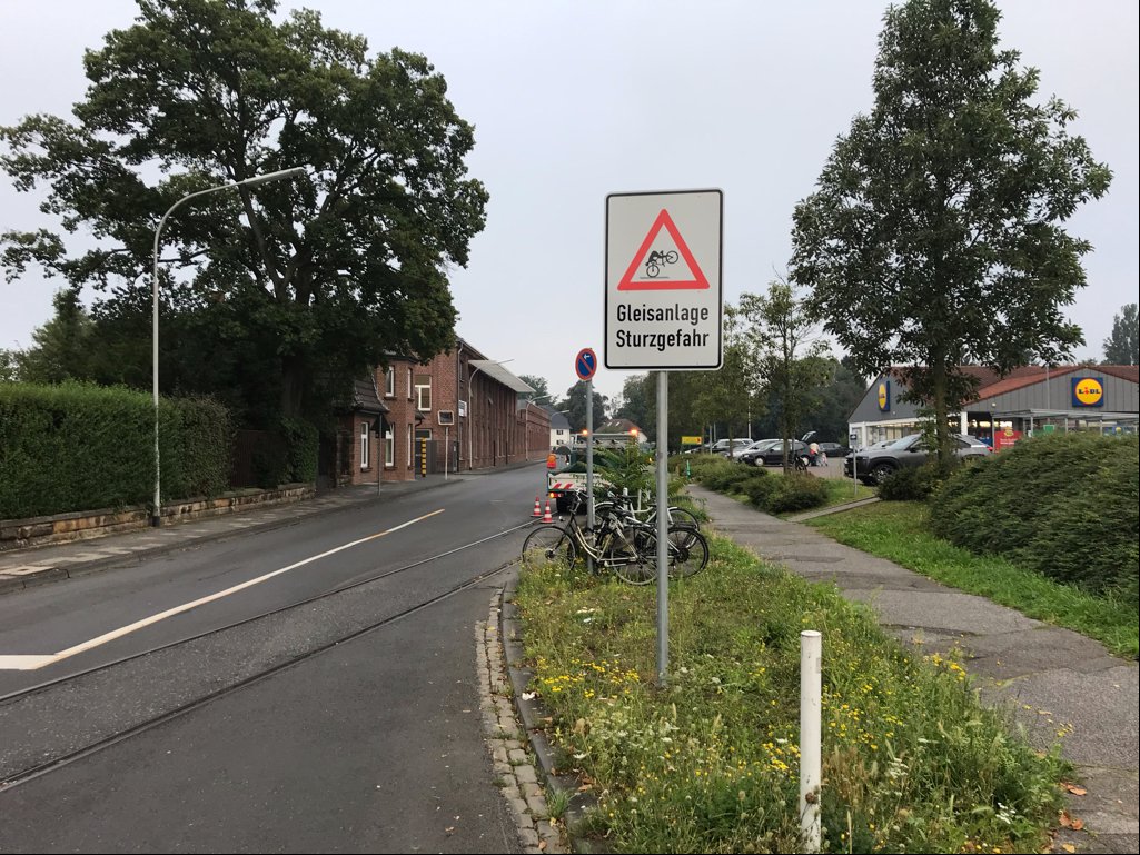 TorbenSchultz's tweet photo. Was in #MG immer geht:
#Warnschilder!
Was in #Mönchengladbach nie geht:
Sichere Infrastruktur für Radfahrende!
Und da "ihr" nun vorsichtig ward und euch nicht mehr verletzt habt, wird sich auch niX ändern. Sagt die Antwort auf meine Anfrage:
https://t.co/ReSGoYYqJ6 https://t.co/Xncrc42W2r