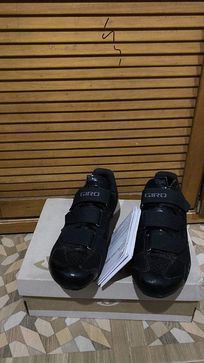 Raganugra's tweet photo. #fnfjb WTS giro techne size 42 
Second mulus
1300k
📍SUB https://t.co/r7n8Hfa0rI