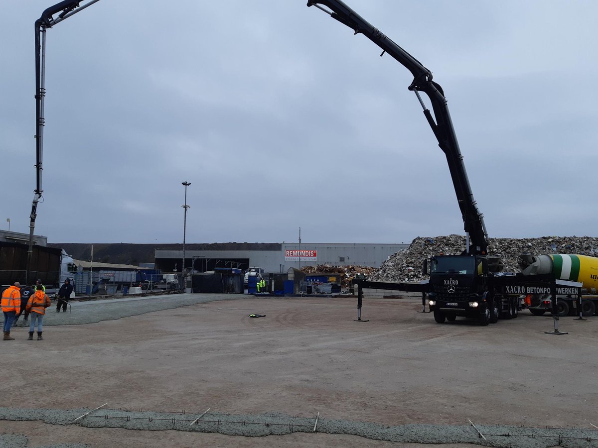 Duurzaam beton voor Baetsen. Er is beton geleverd met 100% vervanging van het toeslagmateriaal in de korrelgroep 4-32 genaamd Ecocrete®100 het duurzame product van Mebin.Het granulaat voor dit stort is aangeleverd door Remondis (Baetsen) zelf.
#duurzaamheid #circulariteit #beton