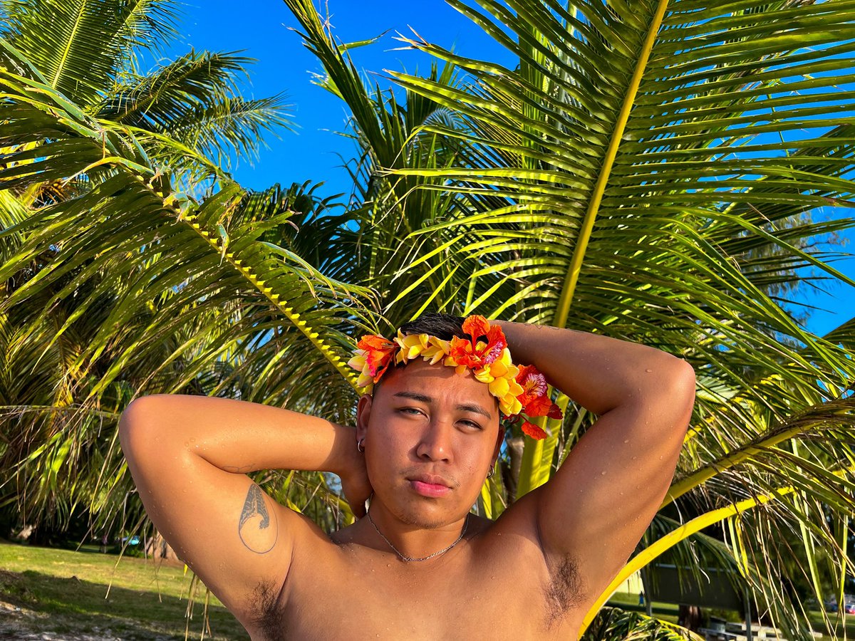 jefrsnjuice's tweet photo. Was given this crown and I just had to take pics with it 🌅🌺🌴 https://t.co/mlpfkZIscU