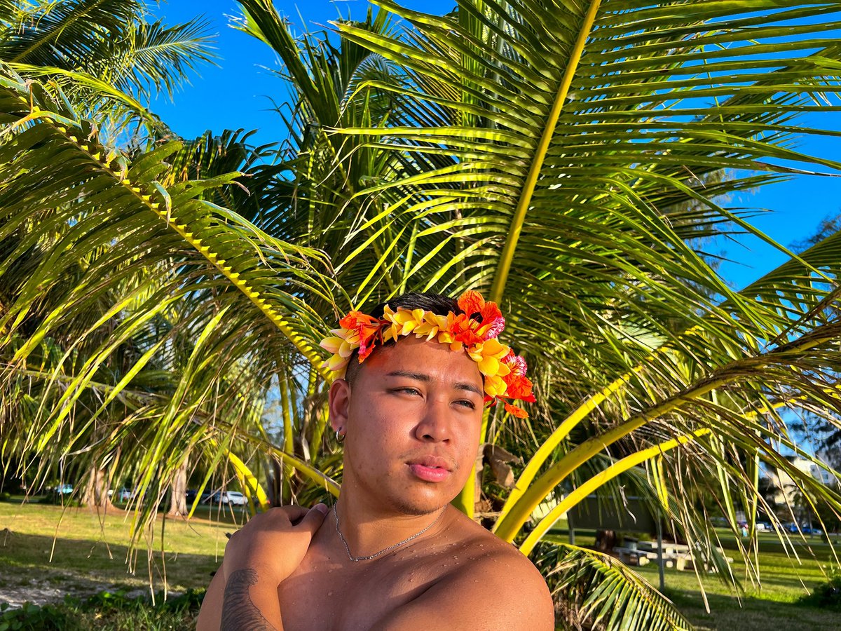 jefrsnjuice's tweet photo. Was given this crown and I just had to take pics with it 🌅🌺🌴 https://t.co/mlpfkZIscU